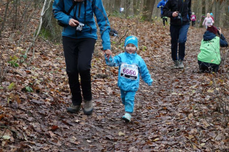 VK2017-Eliška (3r.) s pomocí maminky na trati